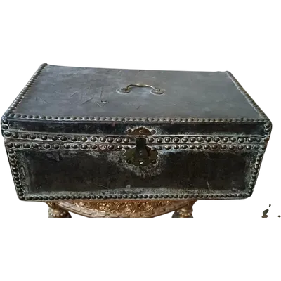 Cofanetto , Bauletto , rivestito in pelle decorato da inserti in metallo. XVII secolo ,45x26x19