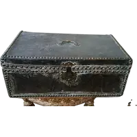 Cofanetto , Bauletto , rivestito in pelle decorato da inserti in metallo. XVII secolo ,45x26x19