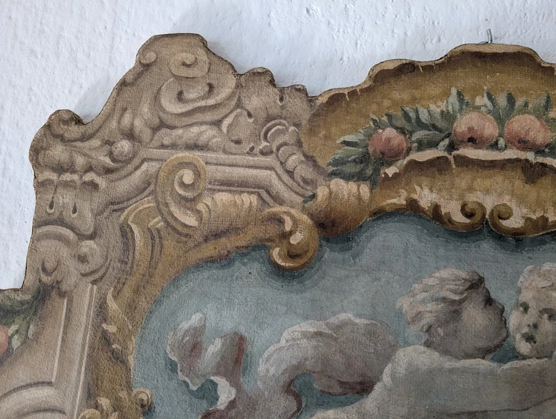 Pannello dipinto con putti entro cornice dipinta stile barocco XX secolo cm 125 x 73
