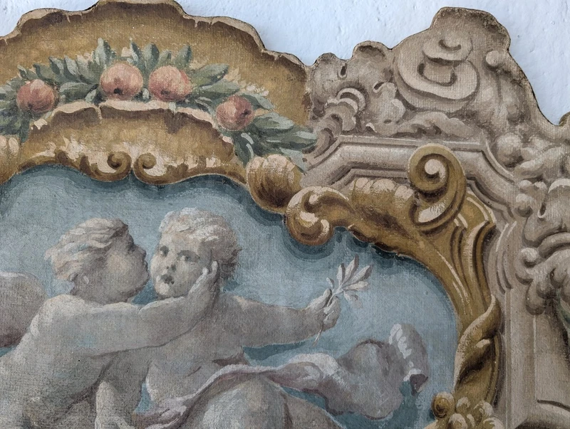 Pannello dipinto con putti entro cornice dipinta stile barocco XX secolo cm 125 x 73