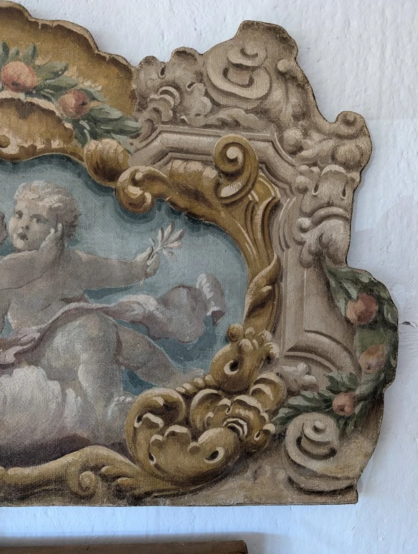 Pannello dipinto con putti entro cornice dipinta stile barocco XX secolo cm 125 x 73