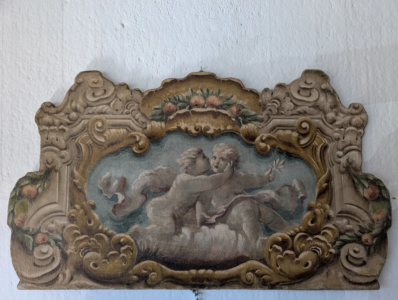 Pannello dipinto con putti entro cornice dipinta stile barocco XX secolo cm 125 x 73