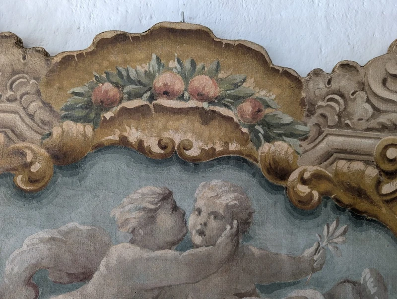 Pannello dipinto con putti entro cornice dipinta stile barocco XX secolo cm 125 x 73