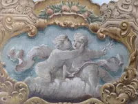 Pannello dipinto con putti entro cornice dipinta stile barocco XX secolo cm 125 x 73