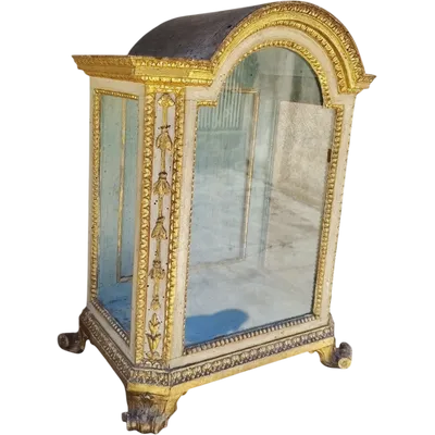 Importante vitrine de fabrication italienne du milieu du XVIIIe siècle, d'époque Louis XV,