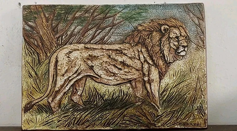LION TUILE EN TERRE CUITE ÉMAILLÉE DANILO CARTEI (SIGNA 1920-2002) -60X40 CM