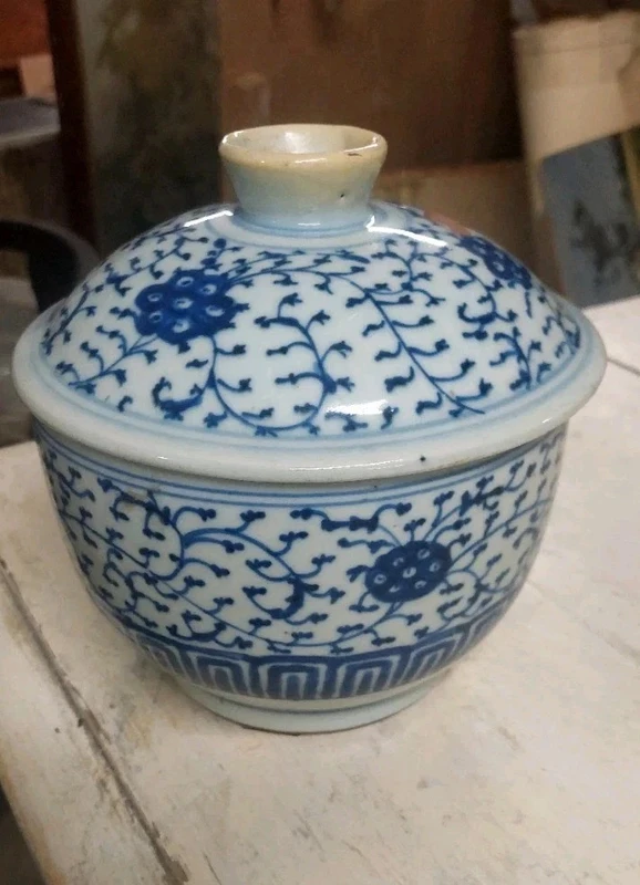 JARRE ANCIENNE EN PORCELAINE BLEU-BLANC DE CHINE PÉRIODE QING XIXE SIÈCLE
