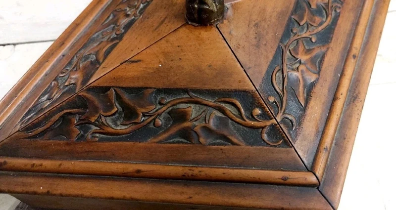 Ancien coffret en losange en bois sculpté 19ème siècle Italie
