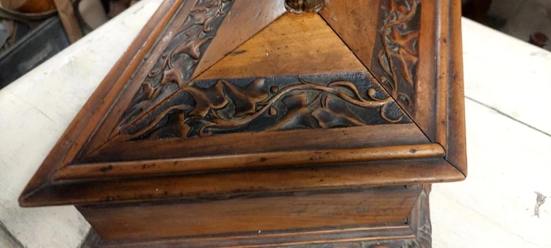 Ancien coffret en losange en bois sculpté 19ème siècle Italie