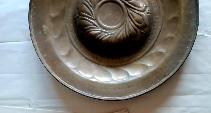 Assiette d'aumône ancienne en laiton, 17ème siècle -ELEMOSINIERE