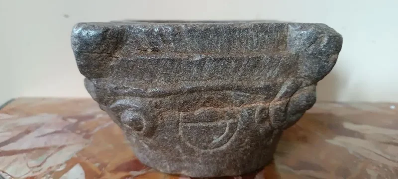Antico mortaio in pietra scolpito