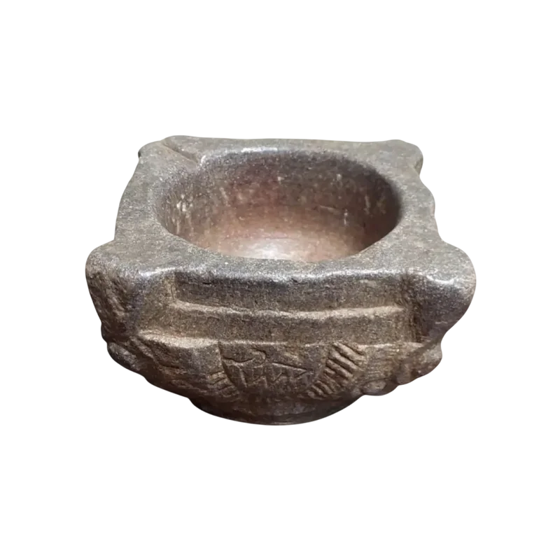 Antico mortaio in pietra scolpito