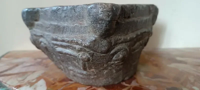 Antico mortaio in pietra scolpito