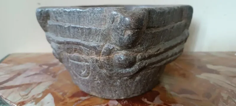 Antico mortaio in pietra scolpito