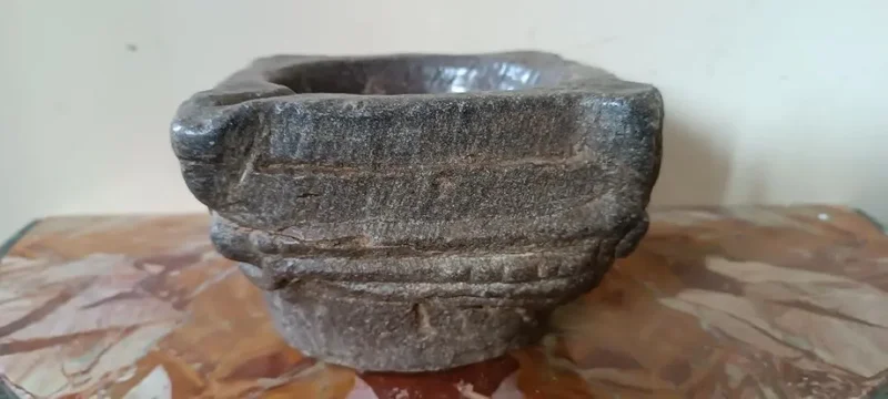 Antico mortaio in pietra scolpito