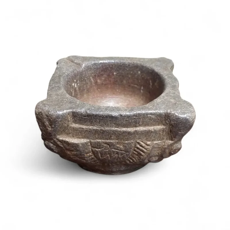 Antico mortaio in pietra scolpito