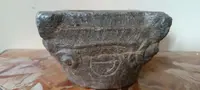 Antico mortaio in pietra scolpito