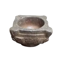 Antico mortaio in pietra scolpito