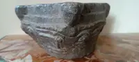 Antico mortaio in pietra scolpito