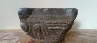 Antico mortaio in pietra scolpito