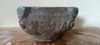 Antico mortaio in pietra scolpito