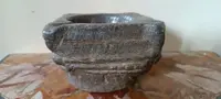 Antico mortaio in pietra scolpito