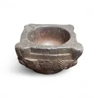 Antico mortaio in pietra scolpito