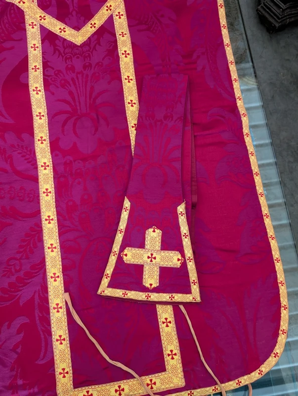 Chasuble ecclésiastique en damas rouge