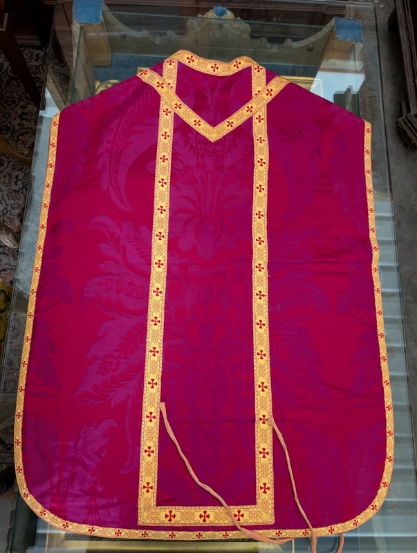 Chasuble ecclésiastique en damas rouge