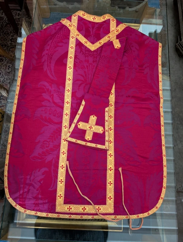 Chasuble ecclésiastique en damas rouge