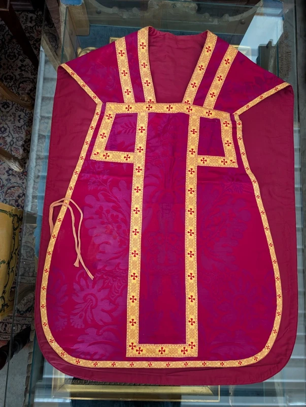 Chasuble ecclésiastique en damas rouge