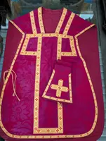 Chasuble ecclésiastique en damas rouge