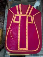 Chasuble ecclésiastique en damas rouge
