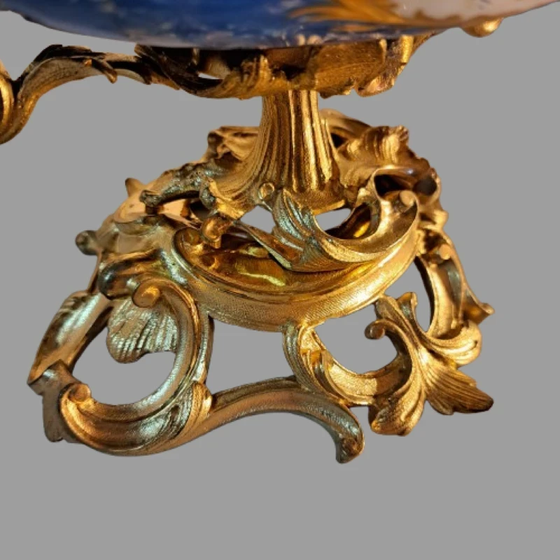 CIOTOLA CENTROTVOLA IN PORCELLANA DI SEVRES E BRONZO DORATO NAPOLEONE III