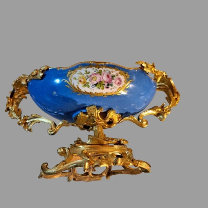 CIOTOLA CENTROTVOLA IN PORCELLANA DI SEVRES E BRONZO DORATO NAPOLEONE III
