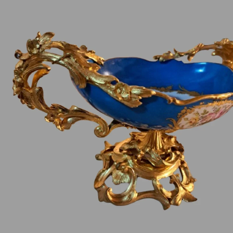 CIOTOLA CENTROTVOLA IN PORCELLANA DI SEVRES E BRONZO DORATO NAPOLEONE III
