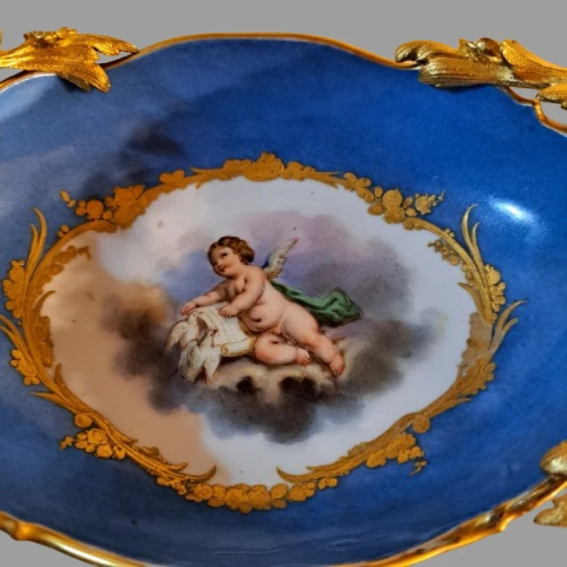 CIOTOLA CENTROTVOLA IN PORCELLANA DI SEVRES E BRONZO DORATO NAPOLEONE III