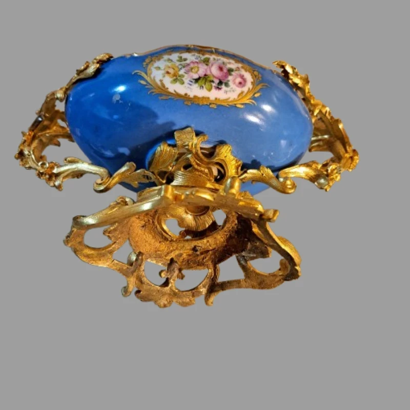 CIOTOLA CENTROTVOLA IN PORCELLANA DI SEVRES E BRONZO DORATO NAPOLEONE III
