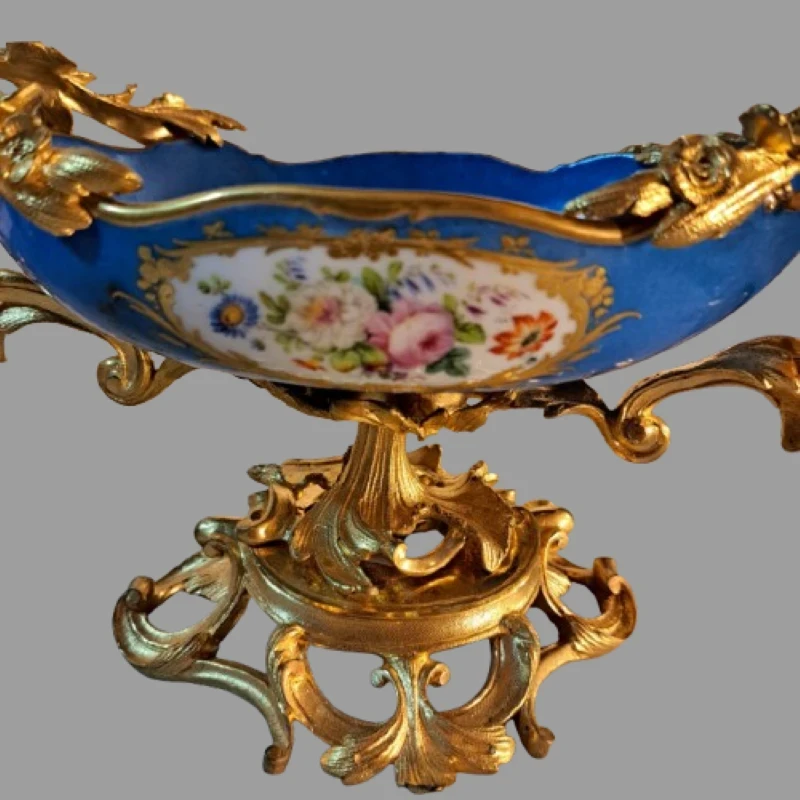 CIOTOLA CENTROTVOLA IN PORCELLANA DI SEVRES E BRONZO DORATO NAPOLEONE III