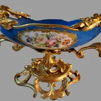 CIOTOLA CENTROTVOLA IN PORCELLANA DI SEVRES E BRONZO DORATO NAPOLEONE III