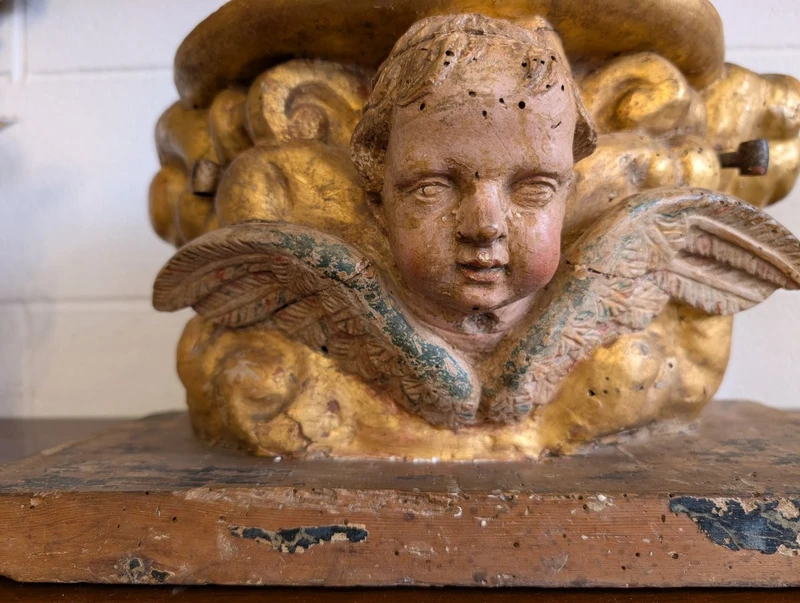 Base lignea scolpita e dorata, XVII secolo