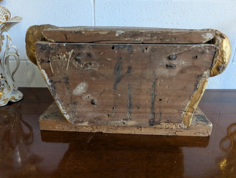 Base lignea scolpita e dorata, XVII secolo