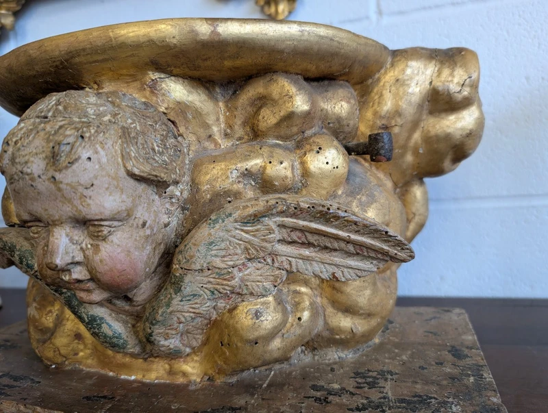 Base lignea scolpita e dorata, XVII secolo