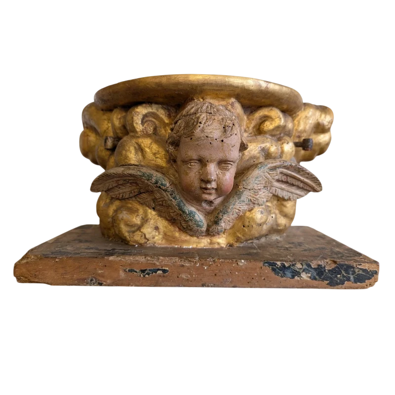 Base lignea scolpita e dorata, XVII secolo