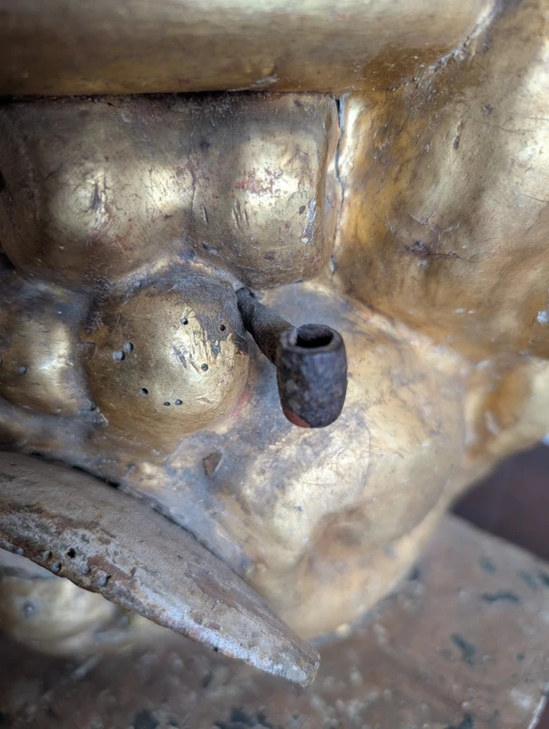 Base lignea scolpita e dorata, XVII secolo