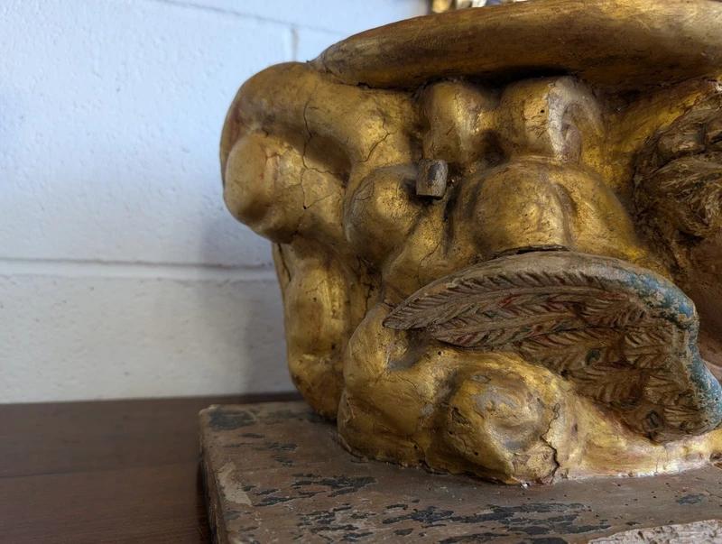 Base lignea scolpita e dorata, XVII secolo