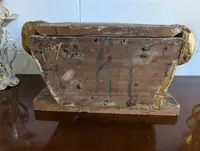 Base lignea scolpita e dorata, XVII secolo