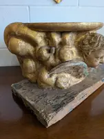 Base lignea scolpita e dorata, XVII secolo