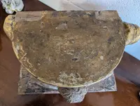 Base lignea scolpita e dorata, XVII secolo