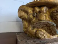 Base lignea scolpita e dorata, XVII secolo